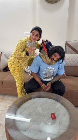 Rajini Instagram - Give me some space😂😆🤣😅…
.
.
.
.
#kanchisociety #kanchisociety #kanchi #oldsarees #oldsareebuyers
#banglore #silksarees #bestprice #karnatakaculture #women| #comedyvideos #comedy #funny #instagood #instalike #reelitfeelit #fun