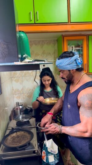 Rajini Instagram - ನಿಮ್ಮ ಮನೆಲ್ಲು ಇಥರ ಪಾತ್ರೆ ಸುಟ್ಟಾಕೊ chef ಇದಾರ 😆😝😂🤪…. 
.
.
.
.
#comedyvideos #comedy #funny #instalike #reelitfeelit #fun #instagood #reelsinstagram #reels