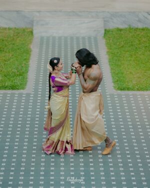 Rajini Instagram - ಏಳು ವರುಷದ ಗೆಳೆಯನ  ಜೊತೆ ಏಳು ವರ್ಷ “ಸಪ್ತಪದಿ “ ತುಳಿದು ಈಗ ಒಂದಾದ ಕ್ಷಣ ಜೀವನದ ಅತ್ಯಮೂಲ್ಯದ  ದಿನ ಈ ದಿನಕ್ಕೆ ತುಂಬಾ ಪ್ರೀತಿ ತೋರಿದ ಎಲ್ಲರಿಗು ಚಿರಋಣಿ 🙏😍🤗…

Thank you so much nandu 😍
Beautiful photography by: @nandushreyas.photography 

Makeover : @arjunanjimakeover 

Jewellery : @bridalhubrentaljewellery rental jewellery

Beautiful saree by : @sri.varisilks 

Blouse and saree design by : @suthra_designer_boutique
 
Wedding venue : @ikshaaconventions 
.
.
.
#dboss #dbossfans #dbossism #Dbosskingdom #dbosscraze #dbossfan #dbossquotes #Dbosssoldiers #dbossfc #dbossco #dbossfanskalduragi #Dbossoffice #dbossparva #dbossadda #dbossgirls #dbossqutues #dbossfanshonnavar #marriage #explore #beutiful #love #soulmate #happy