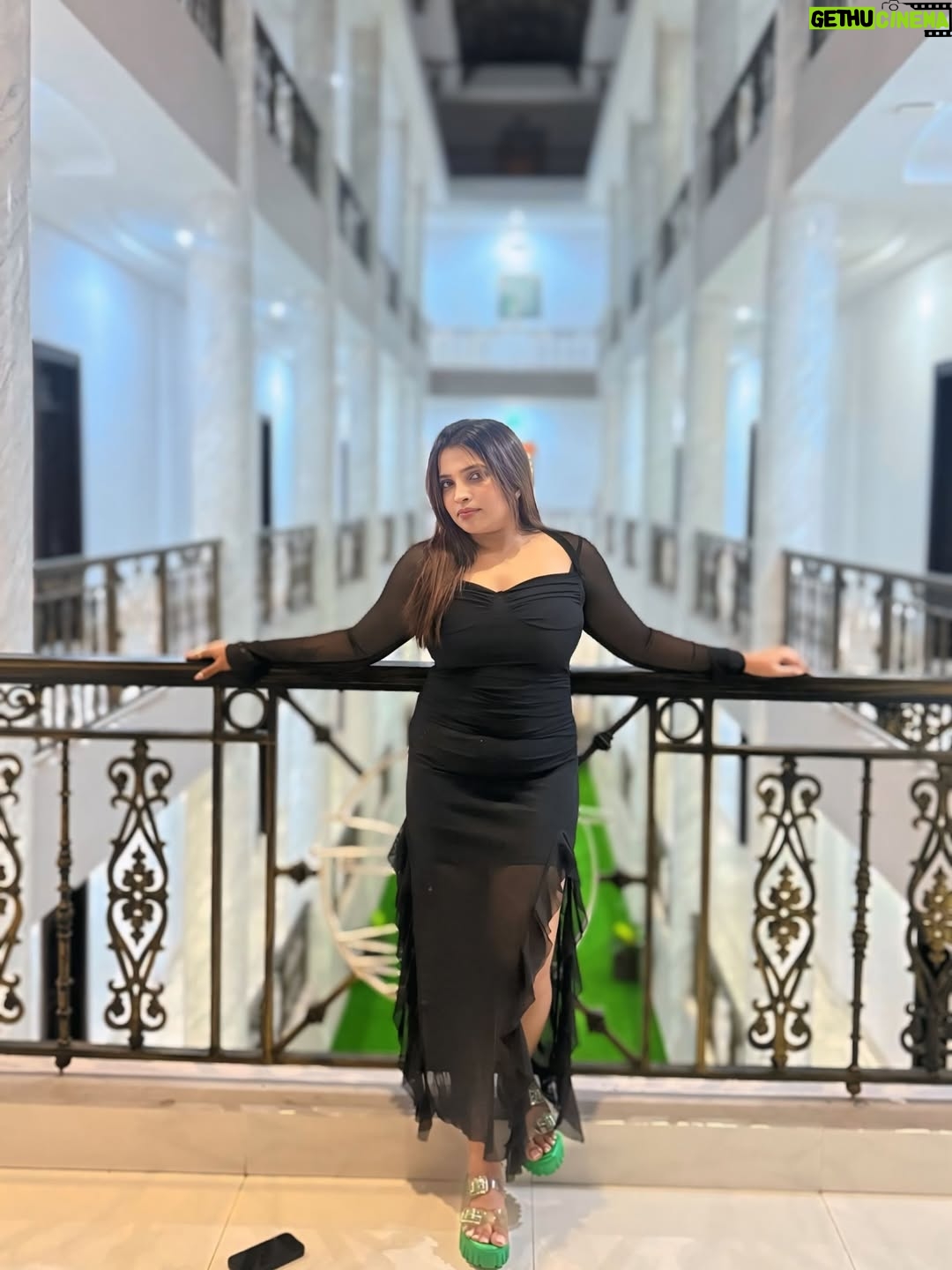 Rajini Lakshmish - 3.8K Likes - My aura is my true luxury ✨🧿

Vietnam diaries✨

#pictureoftheday #blackdresscode⚫️