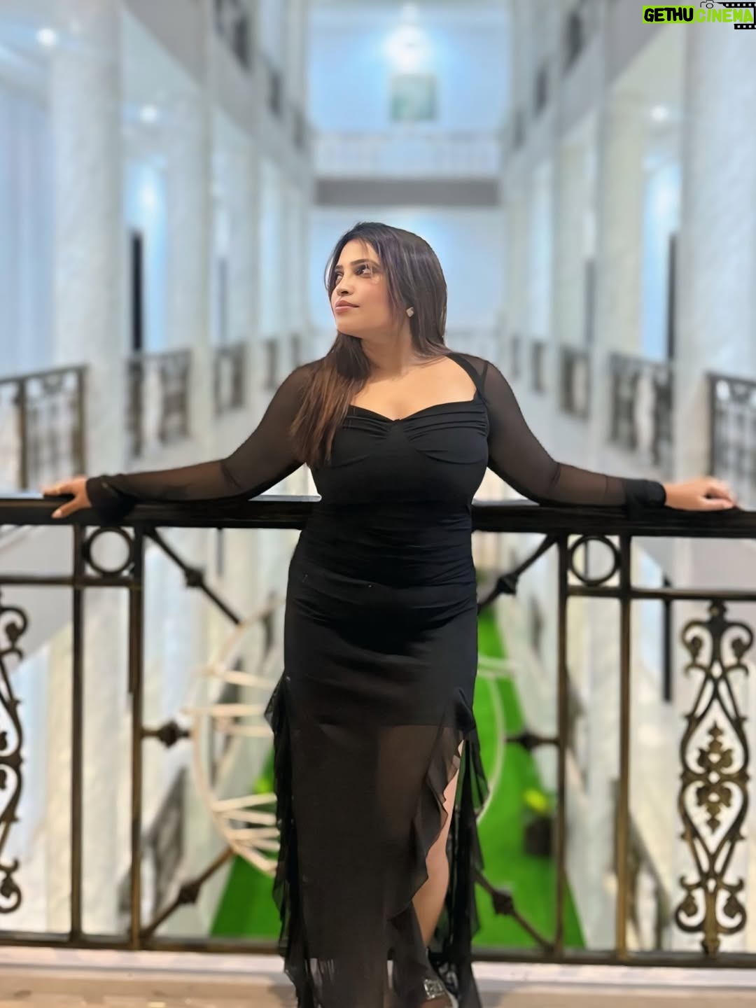 Rajini Lakshmish - 3.8K Likes - My aura is my true luxury ✨🧿

Vietnam diaries✨

#pictureoftheday #blackdresscode⚫️