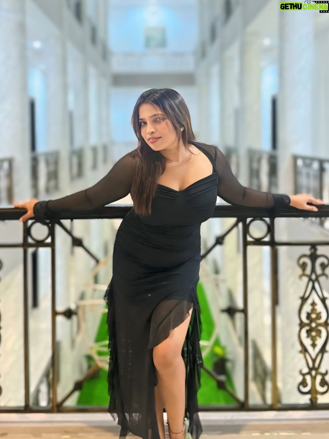 Rajini Lakshmish - 3.8K Likes - My aura is my true luxury ✨🧿

Vietnam diaries✨

#pictureoftheday #blackdresscode⚫️