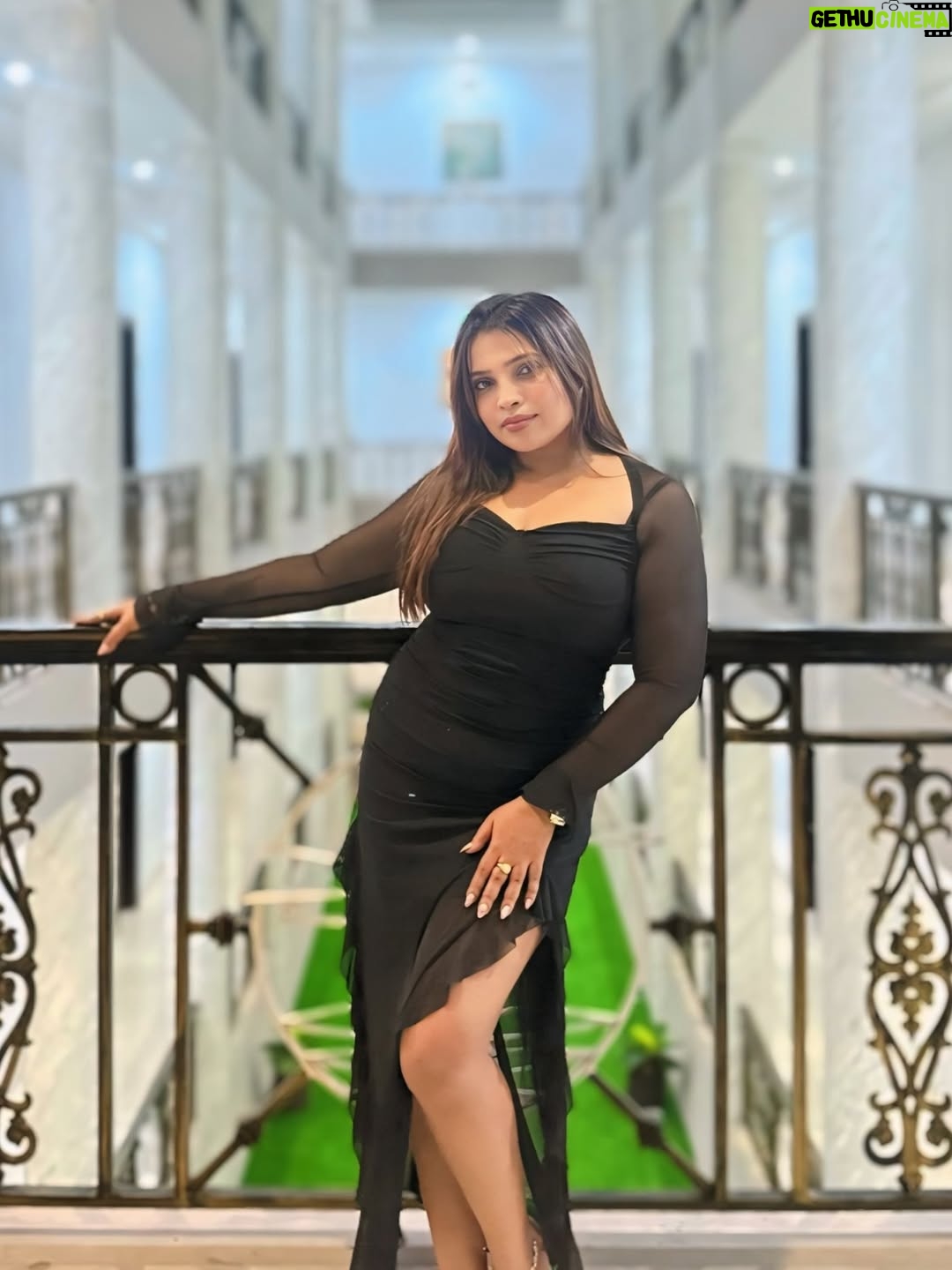 Rajini Lakshmish - 3.8K Likes - My aura is my true luxury ✨🧿

Vietnam diaries✨

#pictureoftheday #blackdresscode⚫️