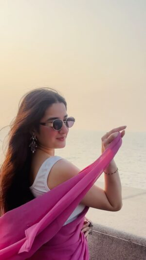 Rajshree sharma Instagram - If you find this gorgeous.. it’s my Saree and the Sea which made it magical and all Bollywood🌷
#trending #trendingreels #love #fashionstyle #ootd #recreation #trend #trendingsongs #dailyquotes #fyp #srk