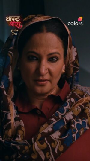 Rakshanda Khan Instagram - Kishmish aur Bhanwari ka hua aamna saamna, kya haveli jaana padega uss par bhaari? 😥😥

Dekhiye #DhaakadBeera, har roz shaam 7 baje sirf, #Colors aur @jiohotstar par. 

@rakshandak27 @divyamshukla10
