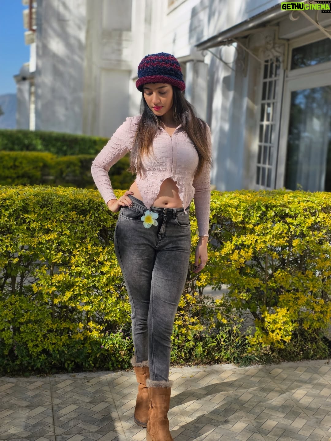 Ramola - 24.2K Likes - 💚 

.

.
#actresslife #traveldestination #masoori #beutifulhouse #frenchstyle #uttarakand #greenery #outdoorshoots