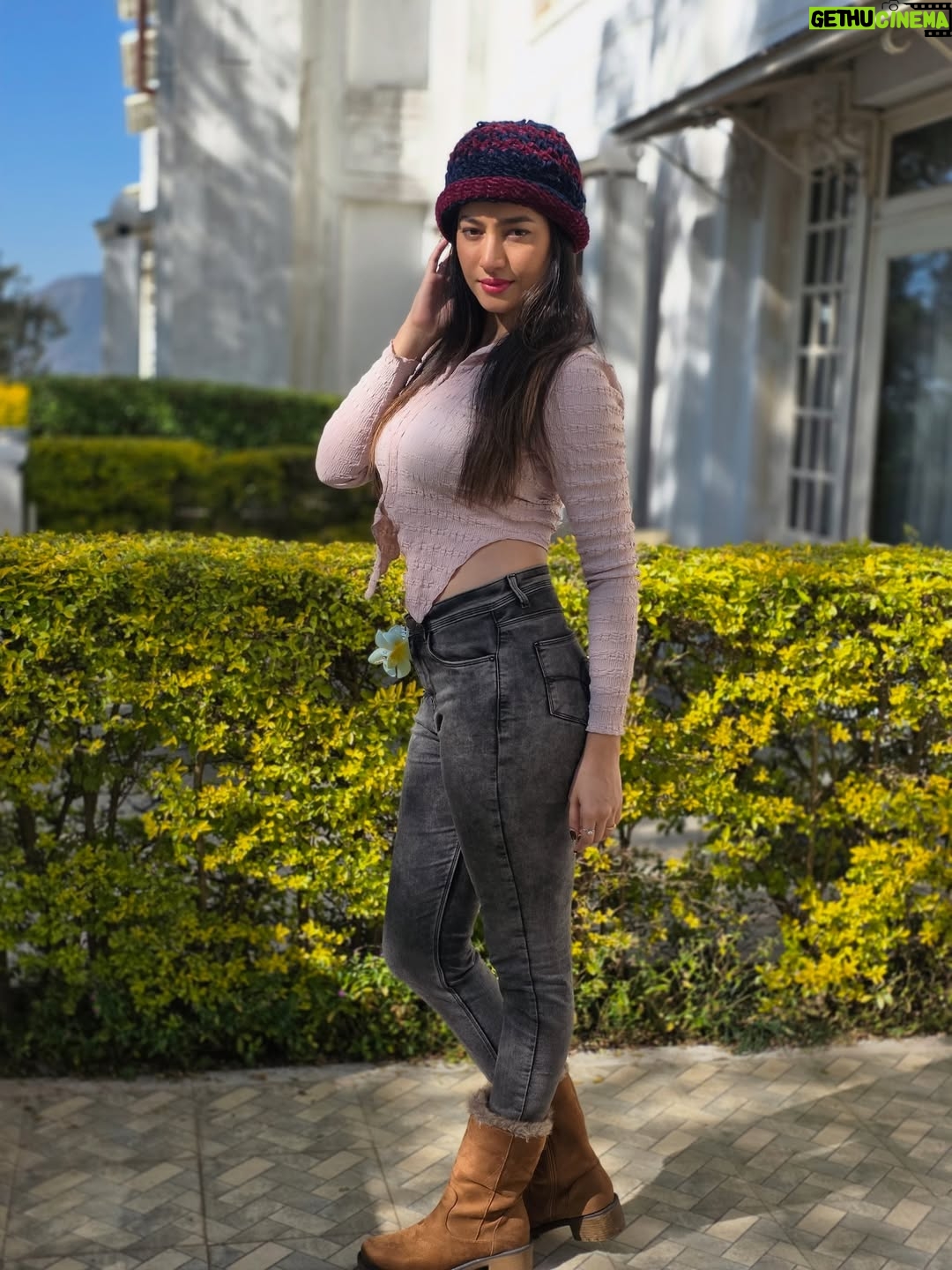 Ramola - 24.2K Likes - 💚 

.

.
#actresslife #traveldestination #masoori #beutifulhouse #frenchstyle #uttarakand #greenery #outdoorshoots