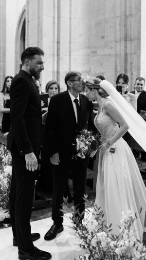 Raquel Jacob Instagram - O homem da minha vida, desde que me lembro de existir, neste dia entregou-me às mãos daquele, que ele sabia que iria cumprir o seu papel, quando já não pudesse estar aqui. Ali, diante de nós, ele passou-te os seus superpoderes: o poder de ser abrigo em horas de tempestade, o poder de proteger e cuidar. Naquele instante, sem palavras, ele confiou em ti aquilo que sempre lhe foi mais precioso: o meu coração.
Ele vive em cada gesto de amor teu que me devolve ao lugar seguro que ele significava, porque ele amava com aquela força calma que só têm os homens que nunca precisaram de provar nada e quem ama assim, com simplicidade e verdade, deixa raízes profundas. Ele era, e sempre será, o meu exemplo mais puro de amor.