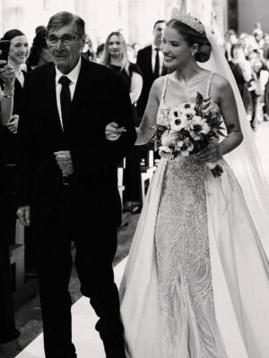 Raquel Jacob Instagram - 🕊️ RIP My grandfather, my father, my hero!🥺😭
Avô Manel,
Hoje não te digo adeus. Nem nunca te direi, porque o amor não morre, apenas muda de forma.
Mas dói, dói acordar e perceber que já não estás.
Dói querer contar-te as coisas simples do meu dia e lembrar-me que o teu número já não toca.
Dói passar por lugares onde estaríamos juntos e ouvir, silêncio.
Dói, porque foste mais que um avô, foste o meu PAI sempre que precisei de um, o meu conselheiro, o meu abrigo nos dias difíceis e a minha inspiração em todos os outros. Contigo aprendi o valor da palavra dada, da humildade, da honestidade, do trabalho e da força de um coração bom.
Levas contigo uma parte de mim, mas deixas em mim tudo o que sou. Cada gesto, cada riso, cada ensinamento teu continua vivo nas minhas memórias a saudade é estranha, avô. É uma presença que vive na ausência. É ter-te em tudo o que faço, mas não poder tocar-te. É sentir o coração apertar quando penso no quanto me vais fazer falta e mesmo assim, agradecer por ter tido a sorte de viver tanto, partilhar tanto e aprender tanto contigo.
Amo-te eternamente!