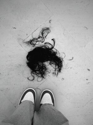Raquel Sampaio Instagram - FIM! Raquel 1 - 0 transição capilar. Obrigada pelo vosso carinho, mensagens, comentários, partilhas. Este processo é sobre mais do que cabelo, e vivê-lo convosco fez toda a diferença.

As redes sociais são um sítio estranhíssimo, mas há que reconhecer-lhes a capacidade ímpar de criar, com facilidade e rapidez, largas comunidades de suporte, onde pessoas que não se conhecem (e cujos valores tornam o mundo num lugar mais agradável) formam um elo porque se identificam com um propósito ou com uma história – foi o que aconteceu no meu instagram nos últimos meses. Muito, muito obrigada.

Esta transição demorou 1 ano e 5 meses, mas o objetivo inicial era esperar 2 anos. Não aguentei. A minha mensagem é: VÃO. Sigam o vosso instinto. Mudar é maravilhoso. 

Curly club, we did it!!!!! I love you I love you I LOVE YOU!!!!!!!!!