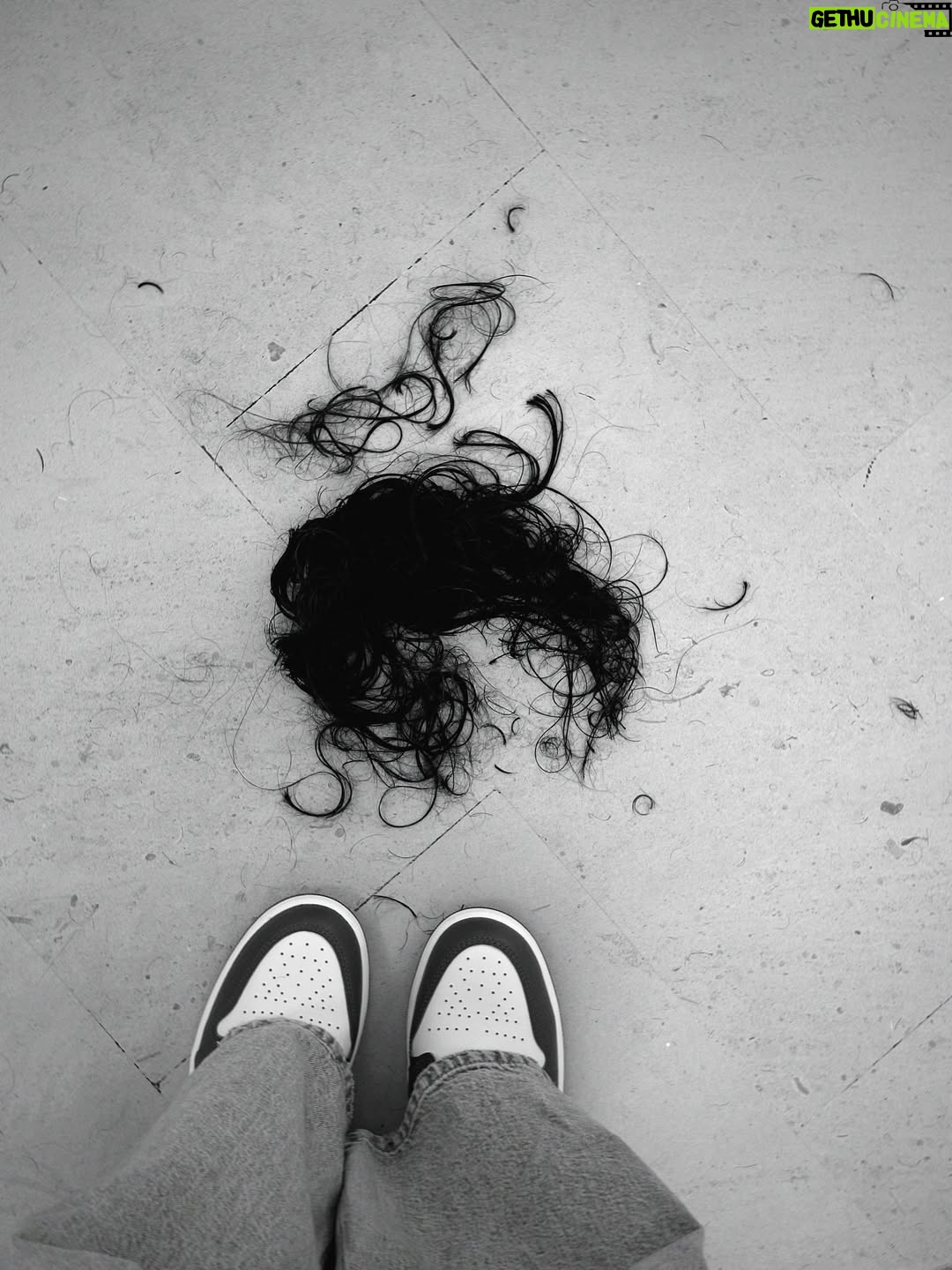 Raquel Sampaio - 6.4K Likes - FIM! Raquel 1 - 0 transição capilar. Obrigada pelo vosso carinho, mensagens, comentários, partilhas. Este processo é sobre mais do que cabelo, e vivê-lo convosco fez toda a diferença.

As redes sociais são um sítio estranhíssimo, mas há que reconhecer-lhes a capacidade ímpar de criar, com facilidade e rapidez, largas comunidades de suporte, onde pessoas que não se conhecem (e cujos valores tornam o mundo num lugar mais agradável) formam um elo porque se identificam com um propósito ou com uma história – foi o que aconteceu no meu instagram nos últimos meses. Muito, muito obrigada.

Esta transição demorou 1 ano e 5 meses, mas o objetivo inicial era esperar 2 anos. Não aguentei. A minha mensagem é: VÃO. Sigam o vosso instinto. Mudar é maravilhoso. 

Curly club, we did it!!!!! I love you I love you I LOVE YOU!!!!!!!!!