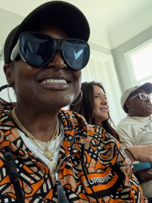 Rashida Olayiwola Instagram - #ADifferentWorld Spinoff is as real as the iconic and historic foundation it was built on; and God, the ancestors & all goodness that follows me know there’s no limit to the amount of pride, honor, GRATITUDE & JOY I feel to be apart of it all ✍🏾♥️🎬💚 

1-3: @feliciapride as Ms @therealdebbieallen said the first week to your room: “It was suppose to be you”. And I am so glad you are our brilliant, fearless leader who has run this so wonderfully, with so much intention, CARE, FUN, INTEGRITY and loves her blackness to the fullest and ours. A room you built with such talented, creative, thoughtful, dope people I have the pleasure to call colleagues & EP’s, knowing that all the pieces matter #ThankYou 🙏🏾

6-7: the girl who fell in love with #Hillman , the #ChicagoKid who’s lost count of how many times she’s watched the series throughout her life & would let it inspire her & how she creates… I’m proud of you. To the grown ass, black ass, dope ass woman who always knew this day would come in her journey cause God has always been and shall remain in the details…keep building & BELIEVING in the best and brightest of ways.

The rest just me being me cause shiddd ¯\_(ツ)_/¯ I refuse to allow this world to have its way wit me 💅🏾. Every day I am enlightened and reminded of how good it is and shall continue to get. Cheers & God Bless💫🚀