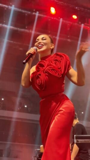 Rayhon Instagram - Kuni kecha Humo Arenada o’z stiliga ega bo’lgan, hammadan ajralib turadigan xonanda ,hitmaker, talantli ,ukam @xamdam__sobirov ni yakkaxon konsert dasturi bo’lib o’tdi😊. Konsert judayam zo’r o’tdi, muvofaqqiyatli konsert bilan tabriklayman. Man o’sha qizil ko’ylagim da tashrif buyurdim😅. Konsertga tushdingizmi ? Sizlarga yoqdimi ?  Obrazimga qanday baho berasiz ? Fikringizni kutaman😍👇🏻
Libos @kamola_nur_ 
Make up @dilya_seytbaeva