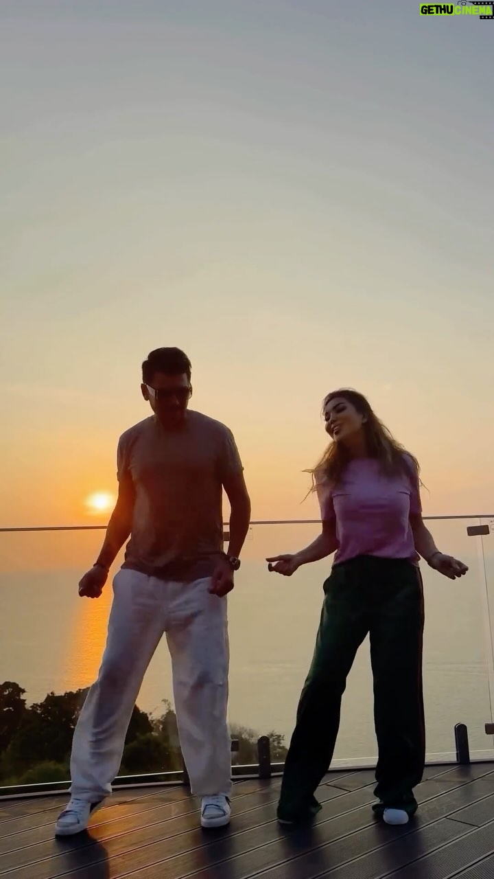 Rayhon - 140.9K Likes - Ayni damda, biz oilaviy dam olishdamiz🌴😊 va siz aziz muhlislarimga ushbu video bilan kayfiyat ulashish niyatidaman🔥. Sizlarga yoqdimi ? Sayohat charchoqlarni , stresslarni yechishda yordam beradi , gapimga qo’shilasizmi ? Sizlar ham tez-tez sayohatlarga chiqib turasizmi😊? @fara_alimov