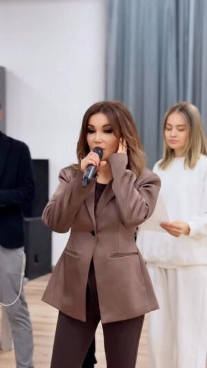 Rayhon Instagram - Biz mashg‘ulotlarni davom ettiryapmiz. Konsertga atigi bir oy qoldi, juda hayajondaman. Iltimos, men uchun duo qiling. Alloh xotirjamlik, ishonch bersin va hammasi eng yaxshi tarzda o‘tsin.
Sizlarni juda yaxshi ko‘raman va 23, 24 hamda 25-yanvar kunlarini intizorlik bilan kutyapman. Ko‘rishamiz.