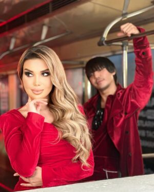 Rayhon Instagram - «Qizil ko’ylagim» 💃🏼 ijodimdagi boshqacha duet bo’ldi. Trend qo’shiqqa aylandi, duetni taklif etgan qo’shiq muallifi, hamkasbim @xamdam__sobirov ga o’z minnatdorchiligimni bildiraman 😇 va kelgusi ishlarida omad tilab qolaman. Aziz muhlislarim sizga qo’shiqni aynan qaysi misralari ko’proq yoqadi 😍 ?
