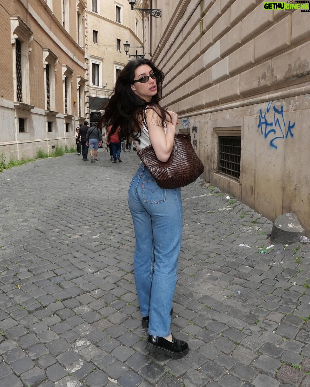Rébecca Benhamour - 2.2K Likes - viva l’italia, la pasta e le punture di zanzare