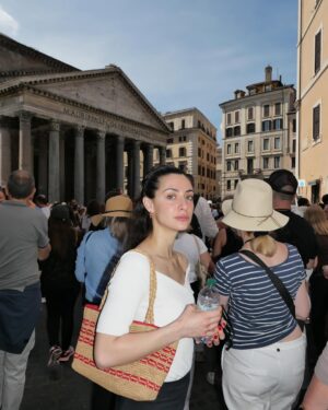 Rébecca Benhamour Instagram - viva l’italia, la pasta e le punture di zanzare