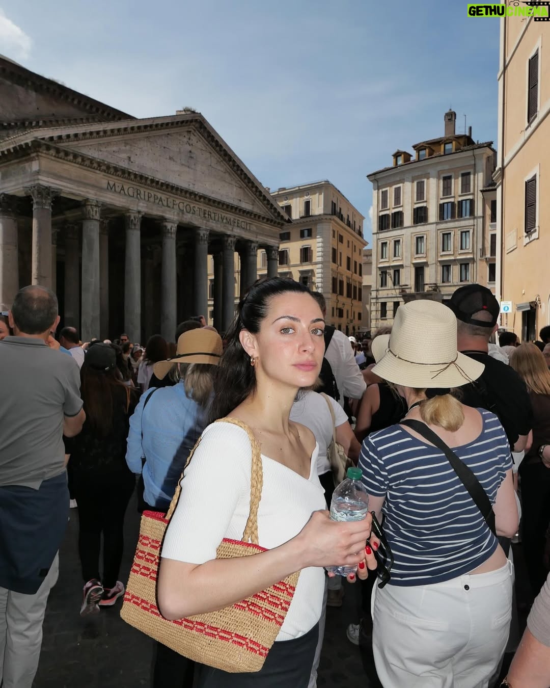 Rébecca Benhamour - 2.2K Likes - viva l’italia, la pasta e le punture di zanzare