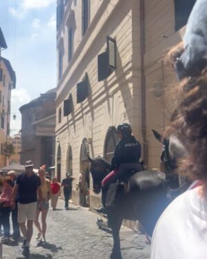Rébecca Benhamour Instagram - viva l’italia, la pasta e le punture di zanzare