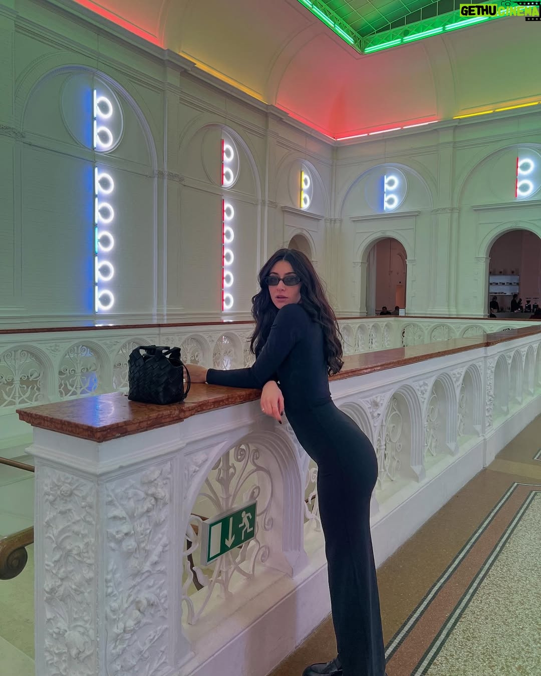 Rébecca Benhamour - 4.2K Likes - un week-end sans weed à amsterdam