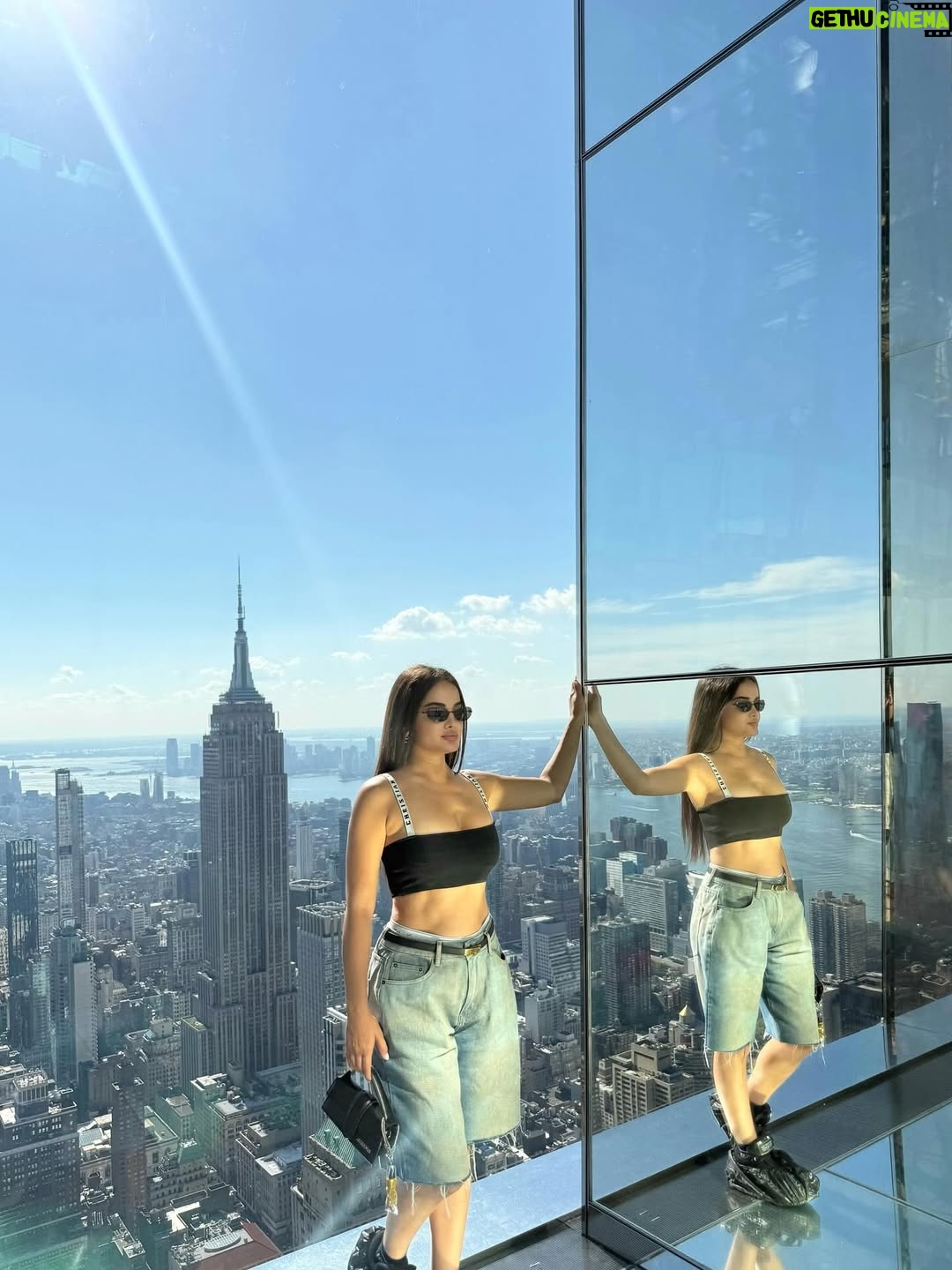 Rebecca Ghaderi - 323K Likes - @summit 🌆🌉