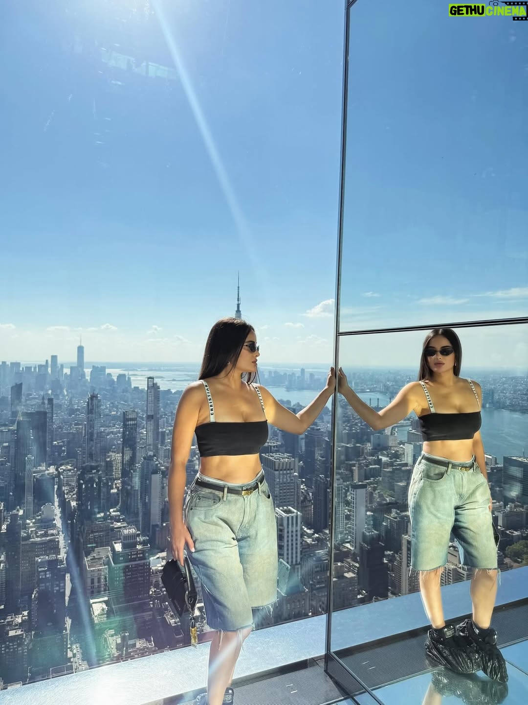 Rebecca Ghaderi - 323K Likes - @summit 🌆🌉