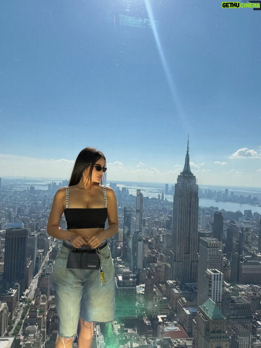 Rebecca Ghaderi - 323K Likes - @summit 🌆🌉