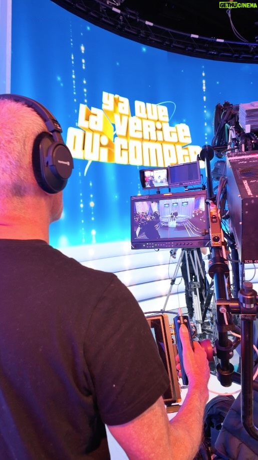 Rebecca Hampton - 2.1K Likes - Là, on m’installe le micro, je vais entrer sur le plateau, mais juste avant j’avais envie de vous emmener avec moi visiter les coulisses, une visite faite par moi, et une prochaine vidéo arrive bientôt pour vous montrer tout le déroulement de l’émission, avec et sans caméra avec @laurent.fontaine_off et aussi Una ! 

Et attendant rdv tous les jeudis sur @w9officiel à partir de 21h25.

#YaqueLaVeriteQuiCompte #CoulissesTV #Television #W9 #EmissionTele #PlateauTV #DerriereLesCameras #Backstage #telefrancaise