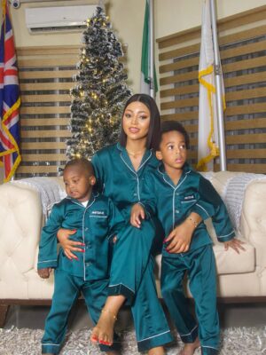 Regina Daniels Instagram - Old ? Maybe. Golden ? Always in my heart ✨💕 MERRY CHRISTMAS EVERYONE 🎄✨🎊
Love, MAMA MK 😍