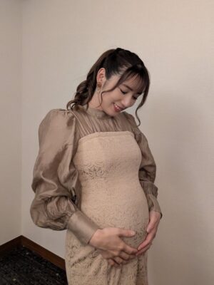 Reika Saiki Instagram - 【ご報告】

この度、新しい命を授かりました。
現在は安定期に入り、身体の変化や胎動を愛おしく感じながら穏やかに過ごしています。

お仕事は可能な範囲で続けさせて頂きます。関係者の皆様のご理解ご協力に心より感謝申し上げます。

無事に会える日を楽しみに、毎日を大切に過ごしたいと思います。