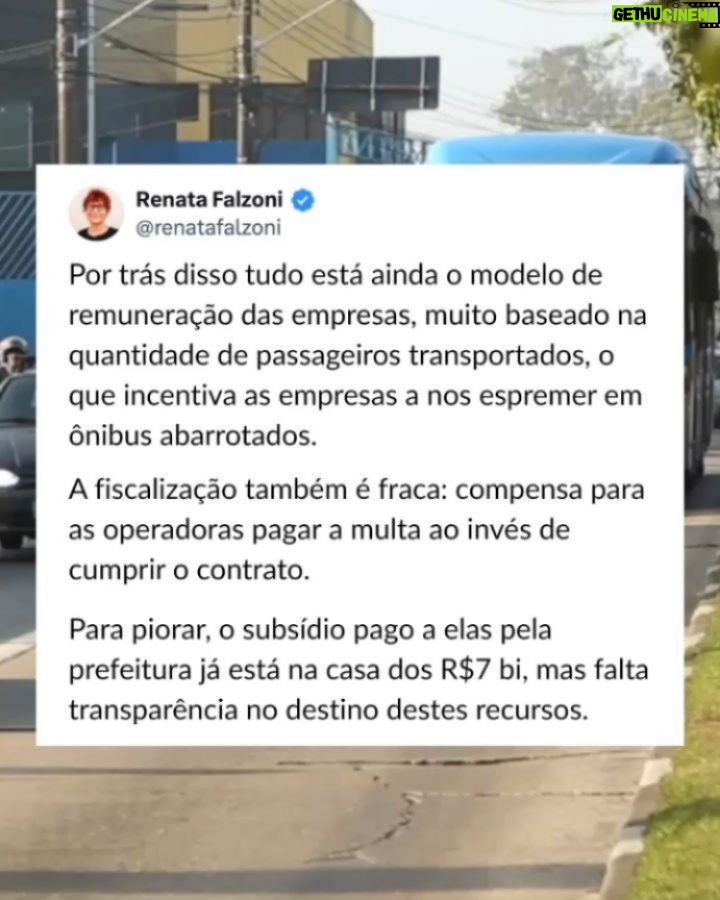Renata Falzoni - 4.7K Likes - O ‘presentão’ de fim de ano do paulistano: aumento na tarifa dos transportes coletivos. Nos ônibus, a passagem sobe 6% (índice acima da inflação) e custará R$5,30 a partir de 6 de janeiro. O reajuste é um erro e escancara a ineficiência da Prefeitura em responder duas questões:  perda de usuários e o método de remuneração das empresas. Explico...

A perda de usuários nos últimos anos é crônica e se explica por falta de investimento em corredores, faixas exclusivas, além de problemas que vão da frequência de saídas até a desativação de linhas. Os ônibus perdem eficiência, velocidade média e, com isso, confiança da população. Aí a Prefeitura entra numa espiral negativa: aumenta a tarifa porque caiu o número de passageiros...e perde ainda mais usuários porque o preço subiu.

Por trás disso tudo está ainda o modelo de remuneração das empresas, muito baseado na quantidade de passageiros transportados, o que incentiva as empresas a nos espremer em ônibus abarrotados. A fiscalização também é fraca: compensa para as operadoras pagar a multa ao invés de cumprir o contrato. Para piorar, o subsídio pago a elas pela prefeitura já está na casa dos R$7 bi, mas falta transparência no destino destes recursos.

Somos contra o reajuste, pois a Prefeitura não faz a lição de casa para evitar a precarização dos ônibus. Em 2026, nosso mandato na Câmara Municipal vai se debruçar de maneira aprofundada sobre os custos do sistema e contratos com as operadoras. Com ajustes nos contratos, reorganização de custos e uma gestão técnica, é possível até mesmo implantar a Tarifa Zero em São Paulo. Vamos demonstrar com dados que não é nenhuma utopia.
