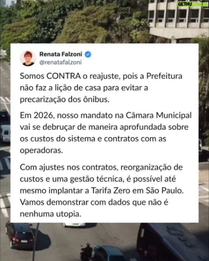 Renata Falzoni - 4.7K Likes - O ‘presentão’ de fim de ano do paulistano: aumento na tarifa dos transportes coletivos. Nos ônibus, a passagem sobe 6% (índice acima da inflação) e custará R$5,30 a partir de 6 de janeiro. O reajuste é um erro e escancara a ineficiência da Prefeitura em responder duas questões:  perda de usuários e o método de remuneração das empresas. Explico...

A perda de usuários nos últimos anos é crônica e se explica por falta de investimento em corredores, faixas exclusivas, além de problemas que vão da frequência de saídas até a desativação de linhas. Os ônibus perdem eficiência, velocidade média e, com isso, confiança da população. Aí a Prefeitura entra numa espiral negativa: aumenta a tarifa porque caiu o número de passageiros...e perde ainda mais usuários porque o preço subiu.

Por trás disso tudo está ainda o modelo de remuneração das empresas, muito baseado na quantidade de passageiros transportados, o que incentiva as empresas a nos espremer em ônibus abarrotados. A fiscalização também é fraca: compensa para as operadoras pagar a multa ao invés de cumprir o contrato. Para piorar, o subsídio pago a elas pela prefeitura já está na casa dos R$7 bi, mas falta transparência no destino destes recursos.

Somos contra o reajuste, pois a Prefeitura não faz a lição de casa para evitar a precarização dos ônibus. Em 2026, nosso mandato na Câmara Municipal vai se debruçar de maneira aprofundada sobre os custos do sistema e contratos com as operadoras. Com ajustes nos contratos, reorganização de custos e uma gestão técnica, é possível até mesmo implantar a Tarifa Zero em São Paulo. Vamos demonstrar com dados que não é nenhuma utopia.