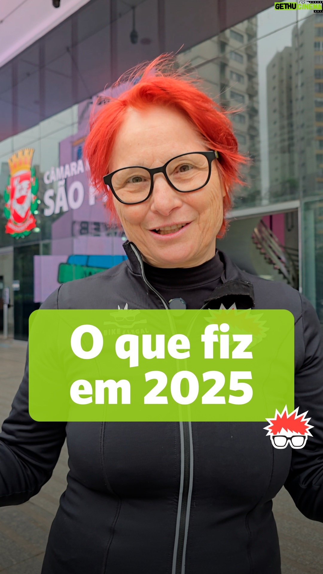 Renata Falzoni - 12.7K Likes - Que ano, senhoras e senhores! Um dos mais intensos da minha vida. 

Estar vereadora me ensinou muito. Chego a este resumo com orgulho do nosso mandato — do que construímos, das vitórias e, sobretudo, das “derrotas”. Elas deixaram claro quem somos, nos ensinaram a recalcular rotas e a voltar mais fortes.

Descobri em mim uma enorme capacidade de escuta, de negociação e, principalmente, de conter o sangue quente 🔥🤭 — algo que eu jamais imaginei. É assim que se faz política: ouvindo mais do que falando e falando com dados, consistência e propósito.

Sou profundamente grata aos eleitores e apoiadores que confiaram em mim nessa missão. 

À minha equipe, guerreira, competente, comprometida e apaixonada pelo que faz, meu agradecimento especial. 

E a você que me lê, apoia, participa, critica e propõe: muito obrigada.

Obrigada a todas e todos. E saibam: isso foi só o começo. Ano que vem tem muito mais. 💪✨