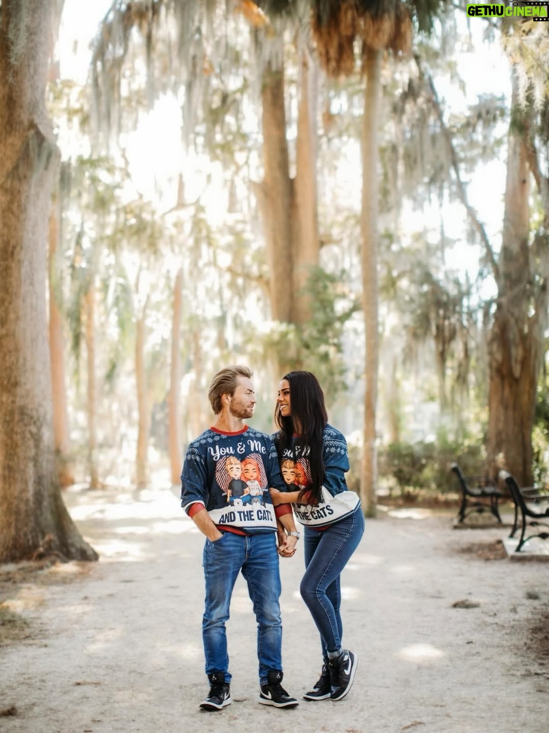 Renee Michelle - 8.4K Likes - Family ❤️🎄

📸 @lindshicksphotography 

#christmas #sweaters #photoshoot #smile #family