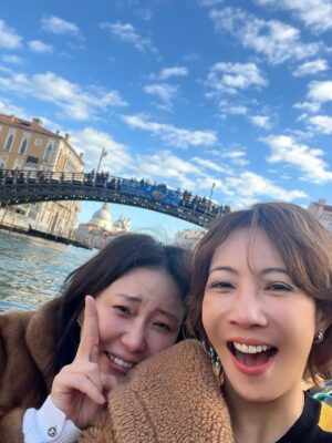 Reon Yuzuki Instagram - .
明けまして
おめでとう御座います🙂

.
2026年は
皆様にとって
万事ウマくいく🐎
素敵な一年に
なりますように😚😚

.
私も
更に
色んなことを
楽しみながら
挑戦したいです😁💪
.
2026年も
宜しくお願いします❤️

.
#2026年
#謹賀新年
#宜しくお願いします
#柚希礼音
#親友との年末年始旅