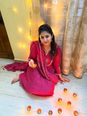 Reshmi Menon Instagram - Wishing everyone a very Happy Diwali 🪔 Lots of peace and light ❤️

diwali25’