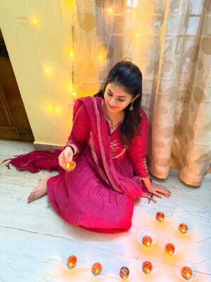 Reshmi Menon Instagram - Wishing everyone a very Happy Diwali 🪔 Lots of peace and light ❤️

diwali25’