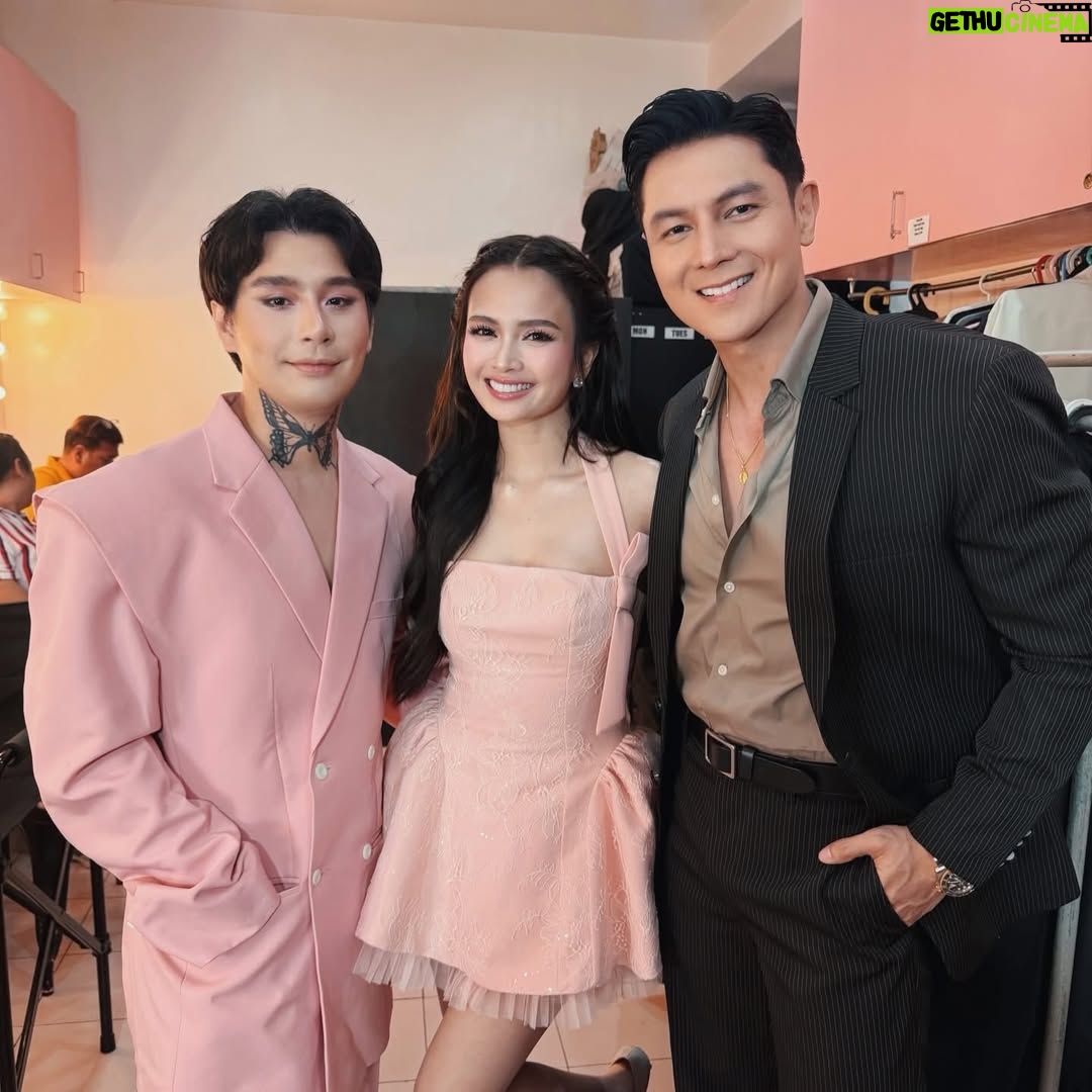 Rhen Escano - 53.7K Likes - Para kay ate Yana 🪽 Para sa lahat ng nagmahal sa librong ‘to.
Para sa lahat ng ginawang parte ng buhay nila ang kwentong ito. Para sa lahat ng nag-manifest araw-araw para tayo ang piliin maging Aemie. 
Para sa mga supporters na naging kaibigan.
Salamat sa tiwala na binigay niyo. 
Maraming salamat sa mainit na pagtanggap sa buong cast.

Sa VIVA bosses at management,
Boss Vic, Boss Val, Boss Veronique, at Boss Vincent. 
Maraming salamat po. 
Hindi ko po ito sasayangin. 🤍

#AemieBarbie143 now signing in 🩷
PS. Grabe Jetlag. Lamig sa London. 😂

#MyHusbandIsAMafiaBoss
#MHIAMB