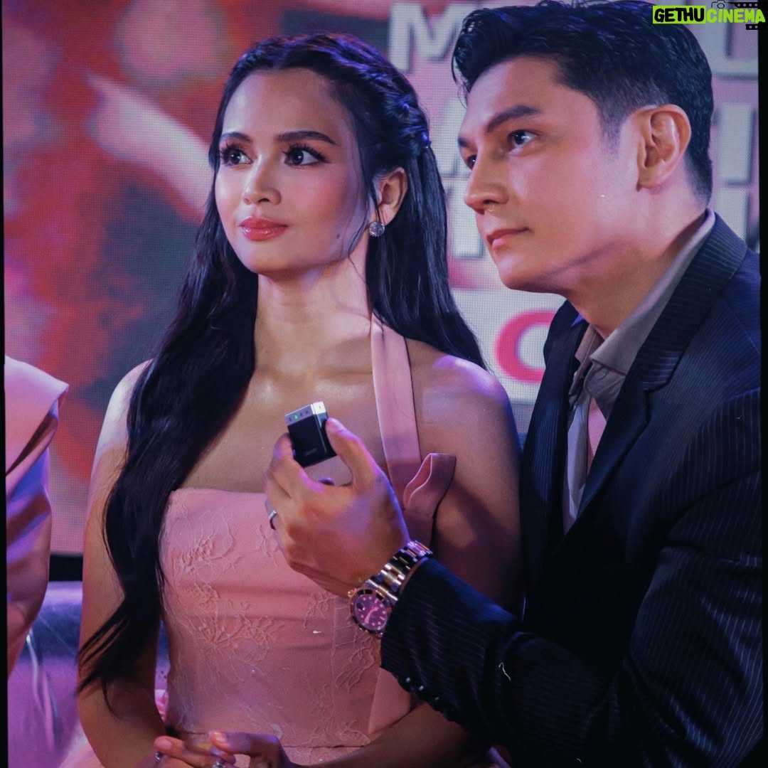 Rhen Escano - 53.7K Likes - Para kay ate Yana 🪽 Para sa lahat ng nagmahal sa librong ‘to.
Para sa lahat ng ginawang parte ng buhay nila ang kwentong ito. Para sa lahat ng nag-manifest araw-araw para tayo ang piliin maging Aemie. 
Para sa mga supporters na naging kaibigan.
Salamat sa tiwala na binigay niyo. 
Maraming salamat sa mainit na pagtanggap sa buong cast.

Sa VIVA bosses at management,
Boss Vic, Boss Val, Boss Veronique, at Boss Vincent. 
Maraming salamat po. 
Hindi ko po ito sasayangin. 🤍

#AemieBarbie143 now signing in 🩷
PS. Grabe Jetlag. Lamig sa London. 😂

#MyHusbandIsAMafiaBoss
#MHIAMB