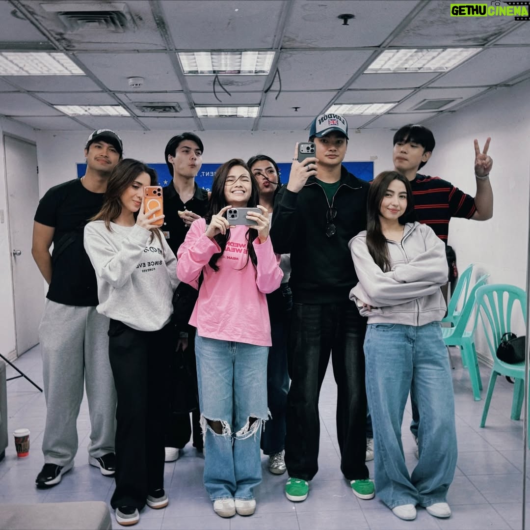 Rhen Escano - 53.7K Likes - Para kay ate Yana 🪽 Para sa lahat ng nagmahal sa librong ‘to.
Para sa lahat ng ginawang parte ng buhay nila ang kwentong ito. Para sa lahat ng nag-manifest araw-araw para tayo ang piliin maging Aemie. 
Para sa mga supporters na naging kaibigan.
Salamat sa tiwala na binigay niyo. 
Maraming salamat sa mainit na pagtanggap sa buong cast.

Sa VIVA bosses at management,
Boss Vic, Boss Val, Boss Veronique, at Boss Vincent. 
Maraming salamat po. 
Hindi ko po ito sasayangin. 🤍

#AemieBarbie143 now signing in 🩷
PS. Grabe Jetlag. Lamig sa London. 😂

#MyHusbandIsAMafiaBoss
#MHIAMB