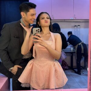 Rhen Escano Instagram - Para kay ate Yana 🪽 Para sa lahat ng nagmahal sa librong ‘to.
Para sa lahat ng ginawang parte ng buhay nila ang kwentong ito. Para sa lahat ng nag-manifest araw-araw para tayo ang piliin maging Aemie. 
Para sa mga supporters na naging kaibigan.
Salamat sa tiwala na binigay niyo. 
Maraming salamat sa mainit na pagtanggap sa buong cast.

Sa VIVA bosses at management,
Boss Vic, Boss Val, Boss Veronique, at Boss Vincent. 
Maraming salamat po. 
Hindi ko po ito sasayangin. 🤍

#AemieBarbie143 now signing in 🩷
PS. Grabe Jetlag. Lamig sa London. 😂

#MyHusbandIsAMafiaBoss
#MHIAMB