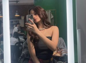 Rhen Escano Instagram - 🐝✨