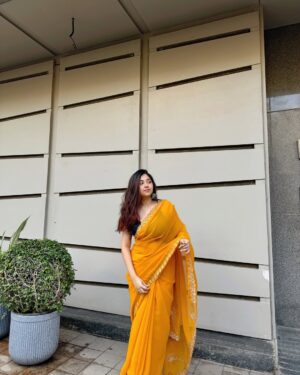 Ria Pednekar Instagram - Kaafi time se slay nahi ho raha tha🌻🥺
#riaans #riapednekar #riapednekar03 #saree #yellowsaree #traditional #ethnic #style #fashion #foryou #explore