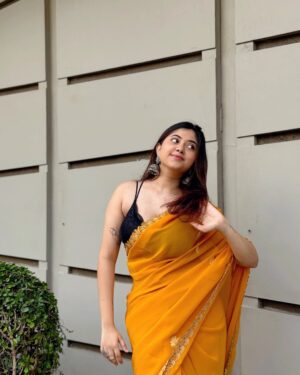 Ria Pednekar Instagram - Kaafi time se slay nahi ho raha tha🌻🥺
#riaans #riapednekar #riapednekar03 #saree #yellowsaree #traditional #ethnic #style #fashion #foryou #explore