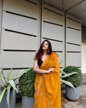 Ria Pednekar Instagram - Kaafi time se slay nahi ho raha tha🌻🥺
#riaans #riapednekar #riapednekar03 #saree #yellowsaree #traditional #ethnic #style #fashion #foryou #explore