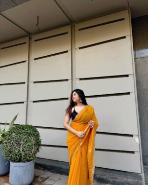 Ria Pednekar Instagram - Kaafi time se slay nahi ho raha tha🌻🥺
#riaans #riapednekar #riapednekar03 #saree #yellowsaree #traditional #ethnic #style #fashion #foryou #explore