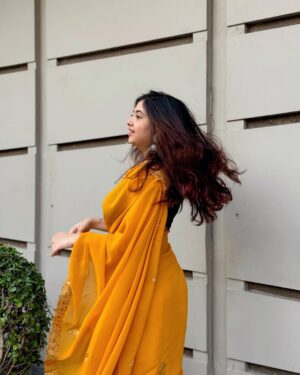 Ria Pednekar Instagram - Kaafi time se slay nahi ho raha tha🌻🥺
#riaans #riapednekar #riapednekar03 #saree #yellowsaree #traditional #ethnic #style #fashion #foryou #explore