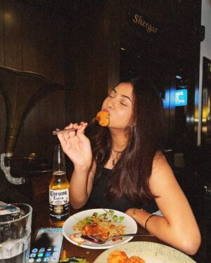 Ria Pednekar Instagram - Can’t relate to desperation 🥂
@stables_india @lucidmedia.in @nitishsingh__11
#riaans #riapednekar03 #riapednekar #dinner #blogger #foodblogger #ootd #fit #outfit #ootn #food #cafe #dinnerideas