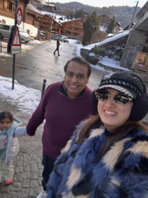Richa Panai Instagram - What a great start of my trip!💙🖤
Thank you Mukesh Sir for being so humble, down to earth and it was so nice to meet you!🫶🏻